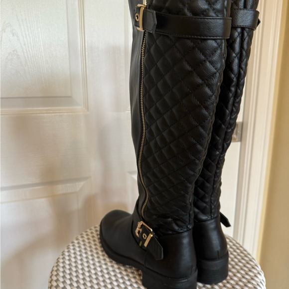 Comfortable classic black boot with gold hardware sz 7.5 - Picture 10 of 16